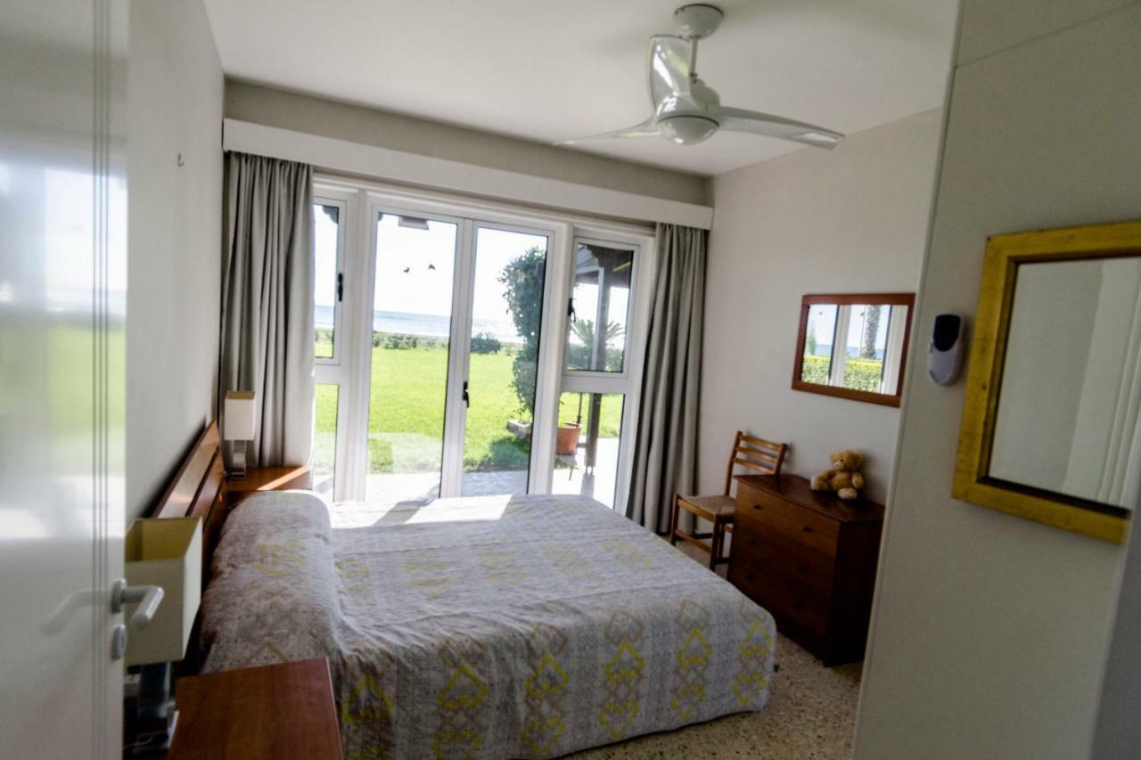 Blue Bay Beach House Ларнака Екстер'єр фото